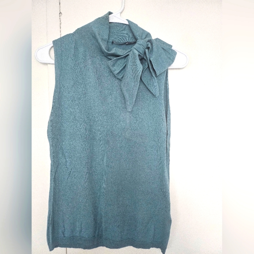 Chic Sleeveless Top with Bow Detail